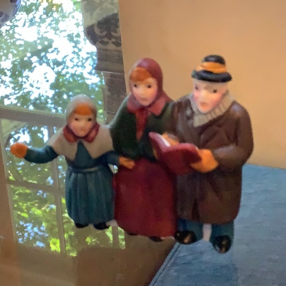 Dickens Carolers’ Heritage Village Collection  Porcelain figures set of 3. - Picture 2 of 11